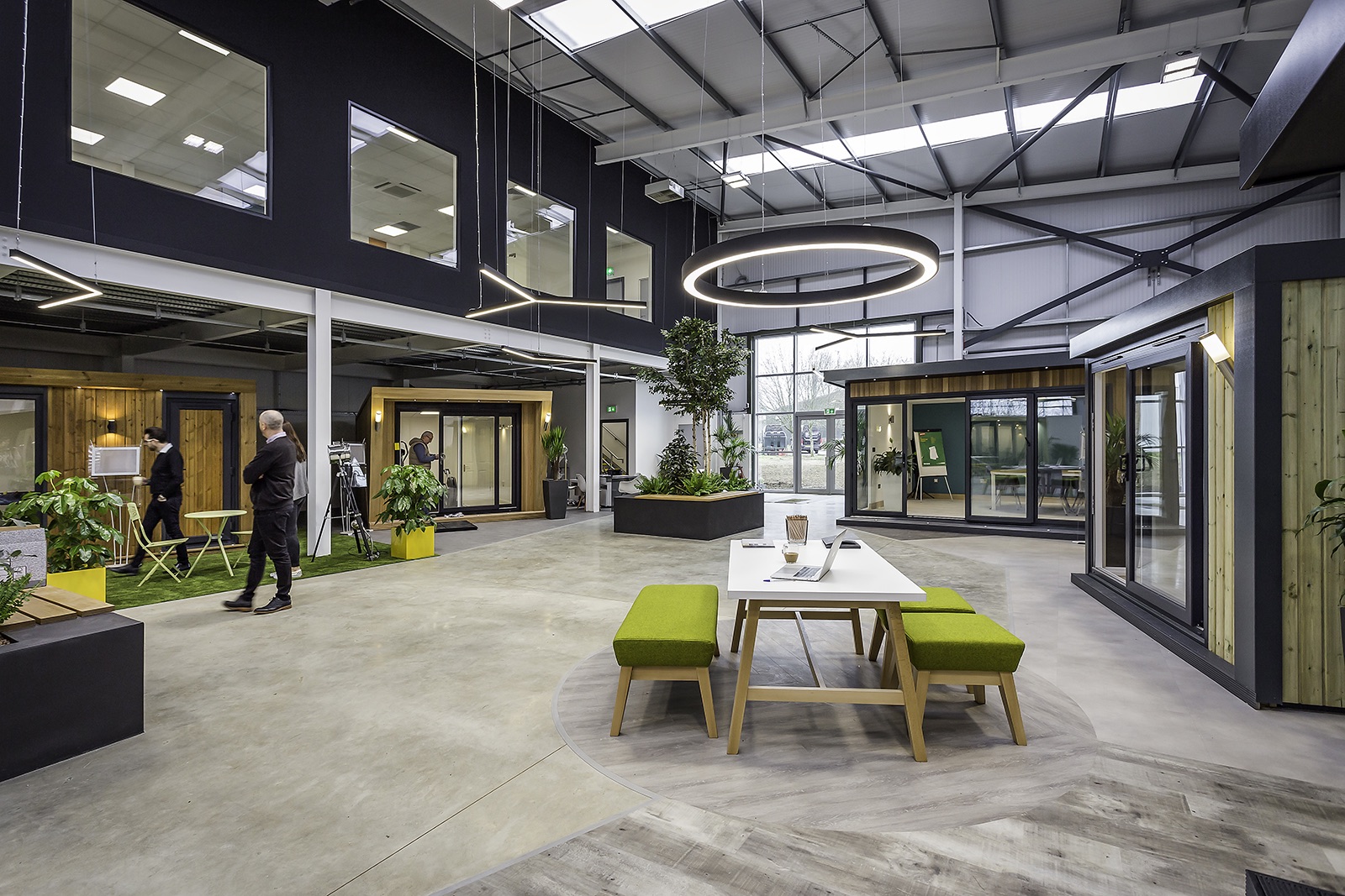 花园房供应商Green Retreats位于英格兰艾尔斯伯里的办公室设计（A Look Inside Green Retreats’ Biophilic Aylesbury Office）