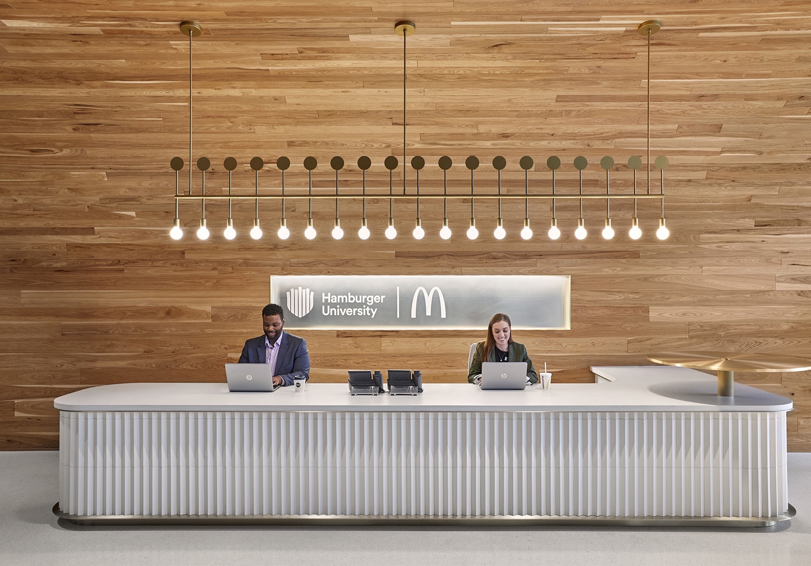 麦当劳位于芝加哥的新总部办公室设计（A Tour of McDonald’s Sleek New Headquarters in Chicago ）