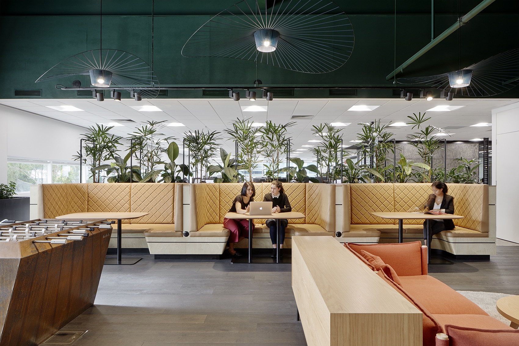 David Jones公司&Country Road Grou公司位于澳大利亚墨尔本的办公室设计A Tour of David Jones + Country Road Group’s Melbourne Office