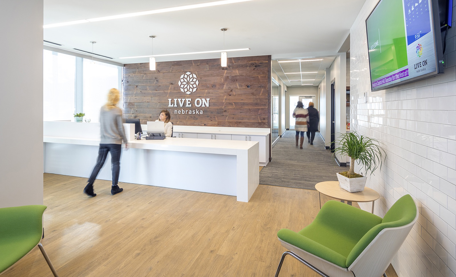 Live On Nebraska公司位于内布拉斯加州奥马哈的新总部办公室设计A Tour of Live On Nebraska’s New Headquarters in Omaha