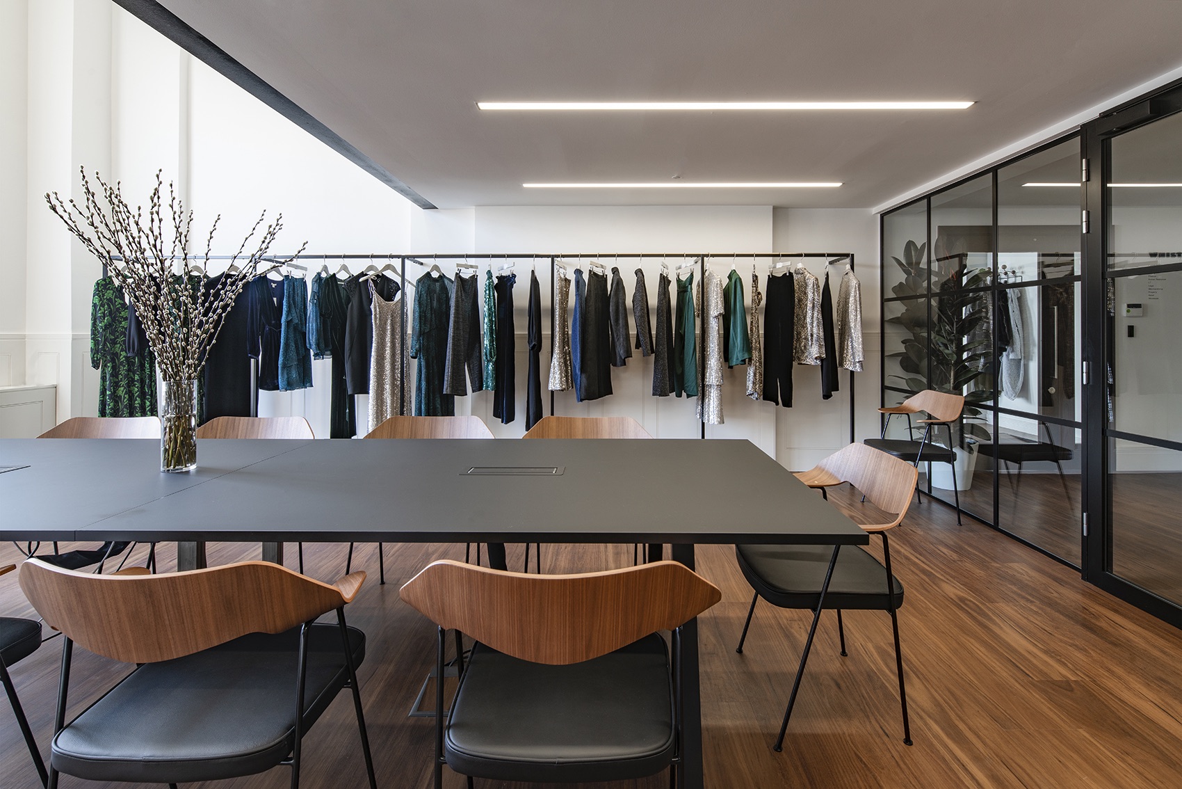 Whistles公司位于英国伦敦的新办公室设计(A Look Inside Whistles’ Minimalist London Office)