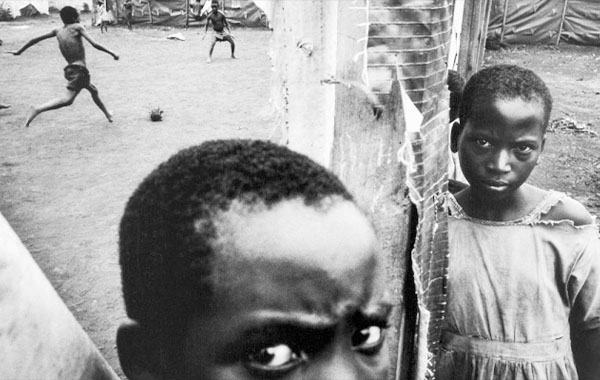 How to make more intimate photographs in any venue – Eli Reed