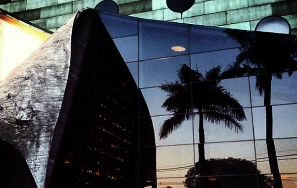Urban landscapes: light, shadows & utilizing architectural backgrounds with Michael Grecco
