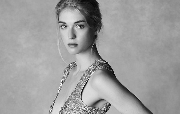 Fashion Posing Fundamentals by Lara Jade – The Portrait Masters