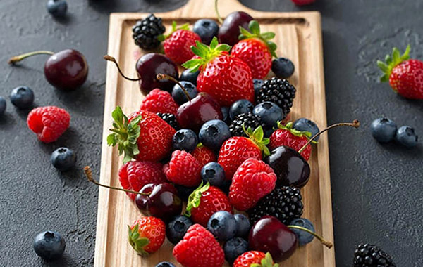 新鲜水果拍摄技巧-美食摄影视频教程-Karl Taylor Photography – Food Photography: Berries on a wooden board