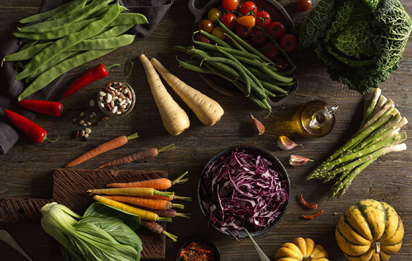 平铺绿色蔬菜美食摄影视频教程-Healthy living flat lay food photography – Raw vegetables