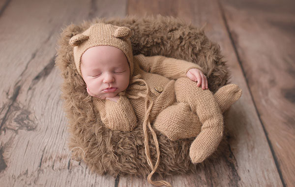 婴儿新生儿摄影姿势视频教程-Dewdrops Photography by Amy McDaniel – Newborn Posing and Editing