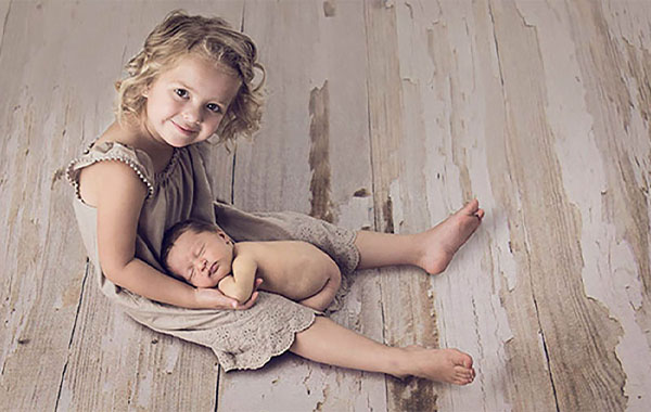 与新生儿婴儿合拍摄影视频教程-Newborn Relationship Posing by Julia Kelleher – CreativeLive