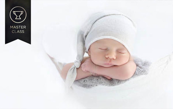 新生儿婴儿创意摄影姿势及道具摆放视频教程-Live Shoot – Newborn With Props Shaggy Nest by Ana Brandt