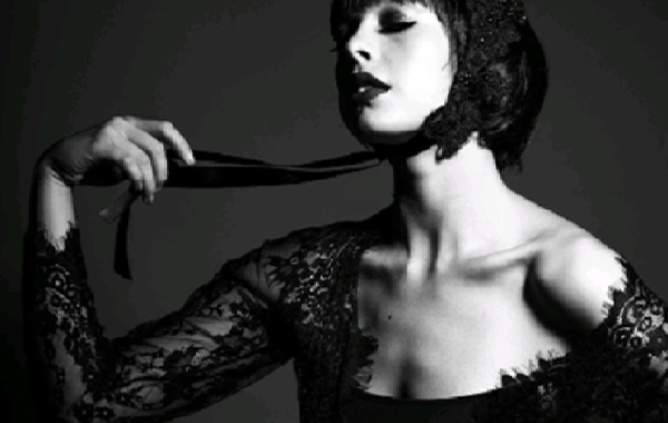 早期好莱坞风格人像单灯硬光摄影视频教程-Lindsay Adler Photography – One-Light Setup: Old Hollywood Hard Light (Over the Shoulder)