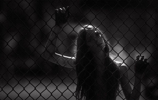 保持中立-黑白女孩人像后期调色视频教程-On the Fence — Meg Bitton