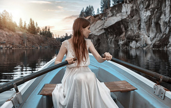 俄罗斯摄影师优雅女人湖边划船后期调色处理视频教程-Portraitsrussian – The LAke: Editing Video