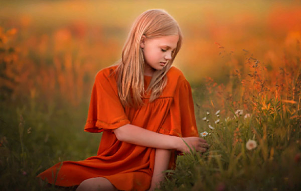 温暖的夏季小女孩照片CMYK肤色调整方法-Warm Summer: Post Processing Video – Horizon Within