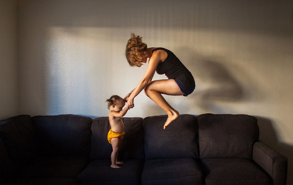 家庭记录片妈妈自拍摄影视频教程-Beyond The Wunderlust – Self Portraits of Motherhood