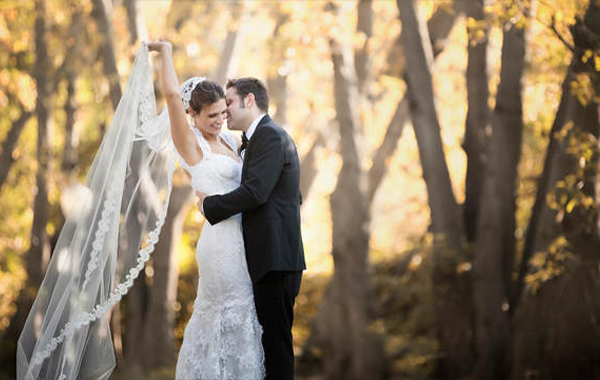 婚纱摄影调整固定姿势摄影视频教程-Wedding Photography: How to Fix a Pose by Roberto Valenzuela