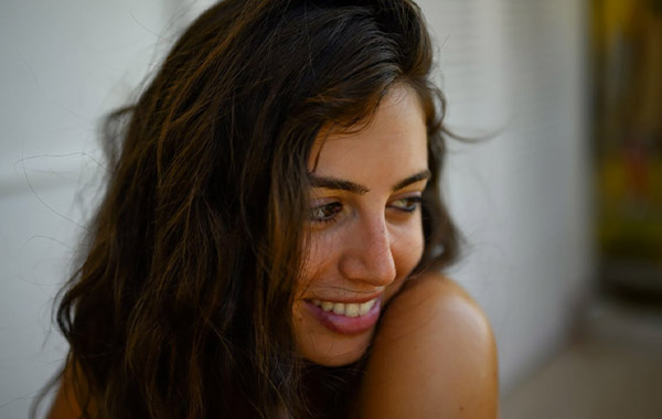 在家中利用自然光拍摄人像摄影视频教程-Portrait Photography at Home with Dan Prizont