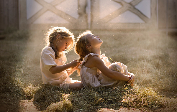 双胞胎小女孩玩耍照片暖色后期调色视频教程-Elena Shumilova Editting Videos 1703 English