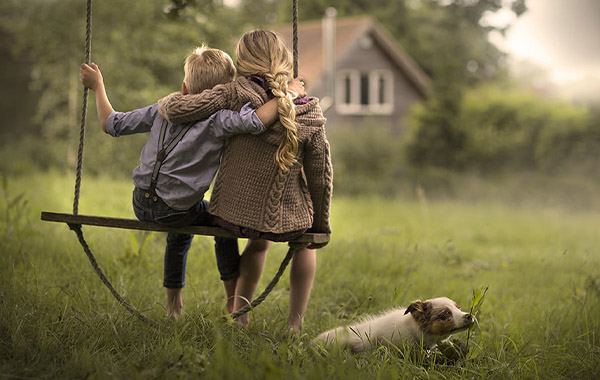 荡秋千的姐弟和宠物暖色系后期调色视频教程-Elena Shumilova – 1713 Editing Video