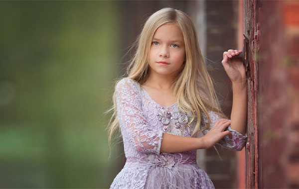 紫色衣服女孩照片PS后期调色处理视频教程-Girl in the Purple Dress — Meg Bitton