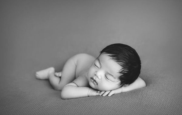 新生儿婴儿拍照姿势-下巴放在手上姿势摄影视频教程-Newborn Posing – Chin on Hands Tutorials – Kelly Brown’s tips