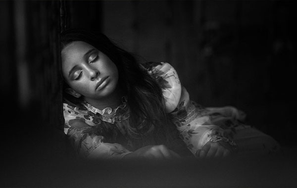 休息中的女人-高级黑白图像调色后期视频教程-Resting — Meg Bitton