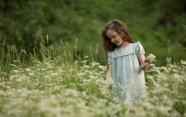 小女孩春夏绿色草边田野边照片后期编辑处理视频教程-Julia Tverdova – Processing of Spring-Summer Photos