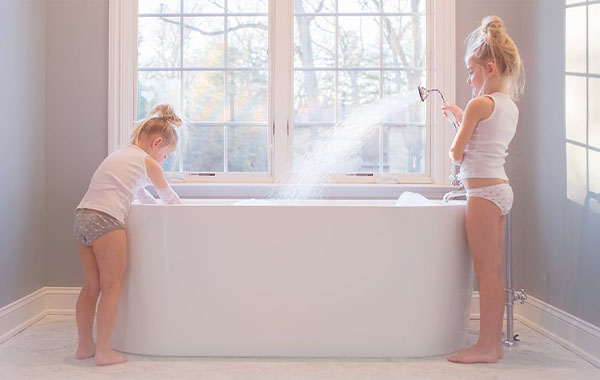 小女孩浴室玩水照片后期奶白色小猴编辑调色视频教程-Meg Bitton – Splish Splash