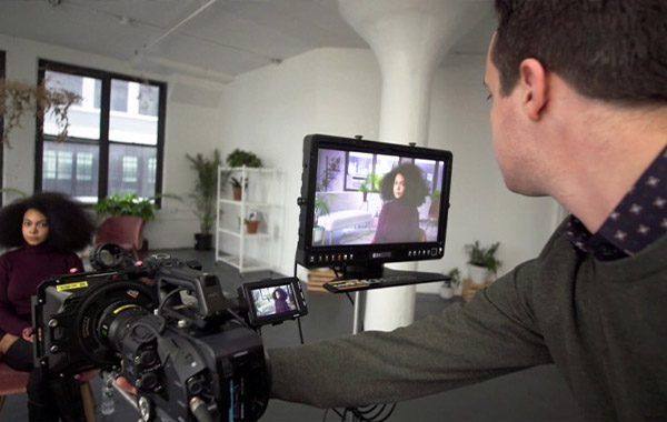 视频拍摄要点-使用镜头和灯光来传达情感-Video Essentials: Using Lenses & Lighting to Convey Emotion with Oren Soffer
