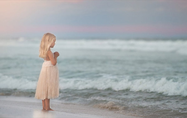 小女孩夜晚海滩照片后期处理修饰调色视频教程-Evening at the Beach — Meg Bitton