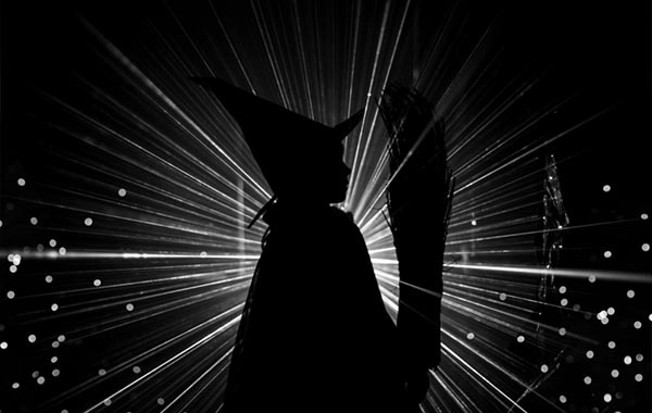 拥抱阴暗面:使用皮影戏作为创意表达-Embracing the Dark Side: Using Shadow Play as Creative Expression by Lindsay Saunders