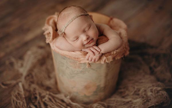 婴儿新生儿拍照道具姿势摄影视频教程-Posed Newborn Photography Using Props with Emily Hodge