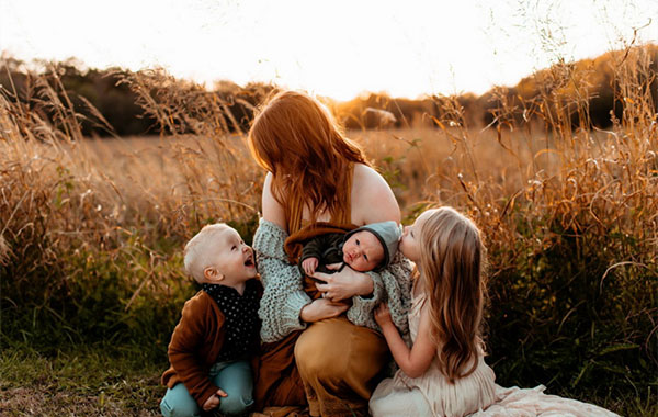 黄金时段家庭新生儿摄影视频教程-Golden Hour Family Newborn Photography with Liz Sparling