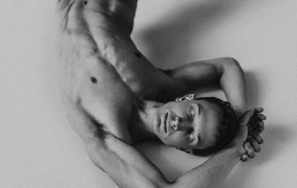 亲密的男性人像摄影视频教程-Intimate Male Portraiture with Kevin Lowery