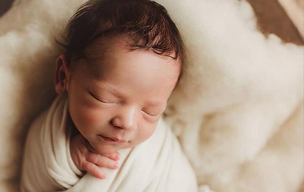 Newborn – Crisscross Wrap with Toes Out | Short by Twig & Olive