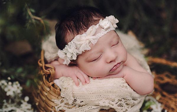 Newborn – Bucket Pose by Twig & Olive